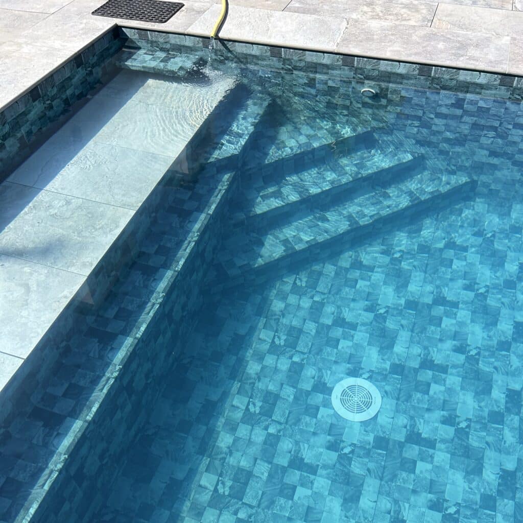 Alf-piscine - Comment Traiter l'Eau de sa Piscine : Guide Complet pour une Eau Cristalline - Featured Image 1